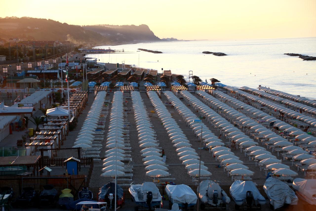 Hotel Excelsior Fano Esterno foto